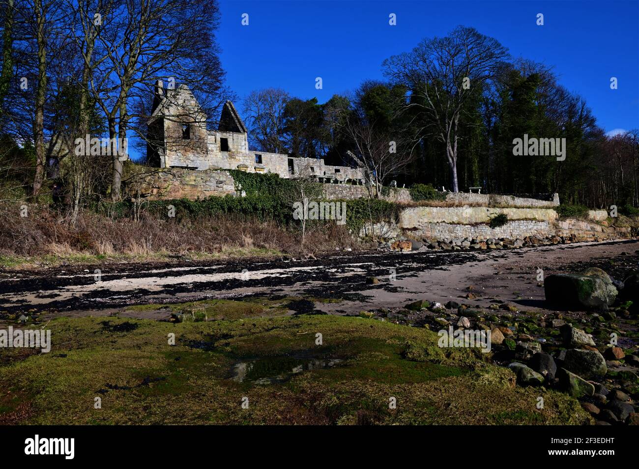 Blick auf die Ruinen der mittelalterlichen Steinkirche St. Bridgets am Ufer der Dalgety Bay in Fife. Stockfoto