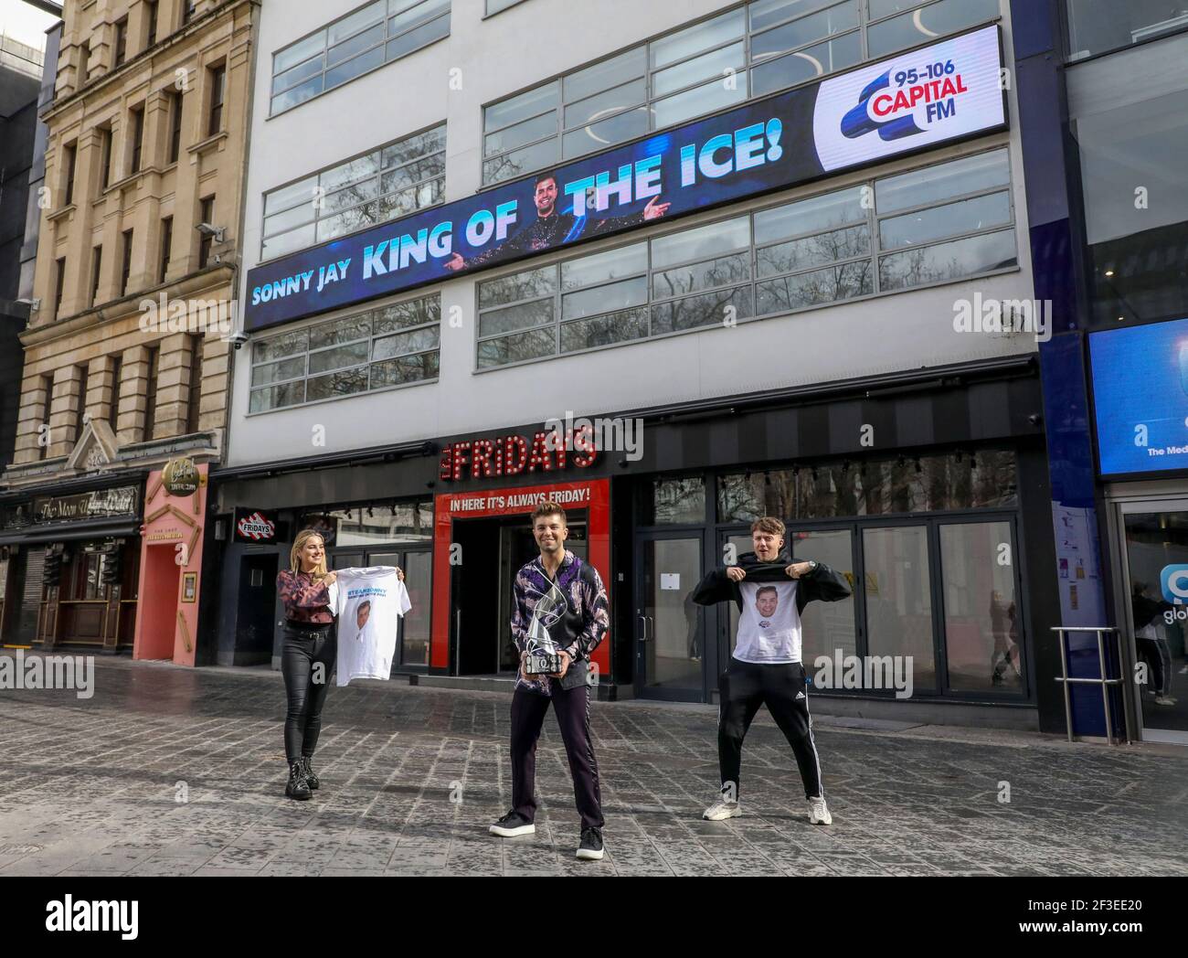 Dancing on Ice Champion Sonny Jay, gesehen vor den Global Radio Studios mit Sonnys Capital Breakfast Show Co Stars Sian Welby und Roman Kemp. (Foto von Brett Cove / SOPA Images/Sipa USA) Stockfoto