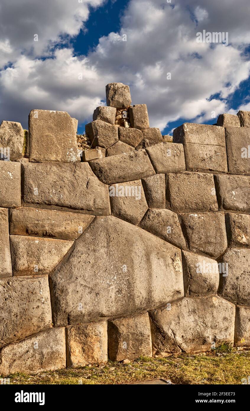 Riesige Mauern der Inka-Festung Saqsayhuaman, in der Nähe von Cusco, Peru, Südamerika Stockfoto