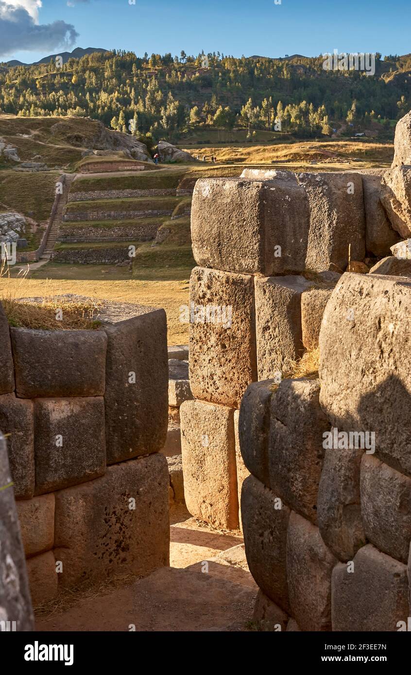 Riesige Mauern der Inka-Festung Saqsayhuaman, in der Nähe von Cusco, Peru, Südamerika Stockfoto