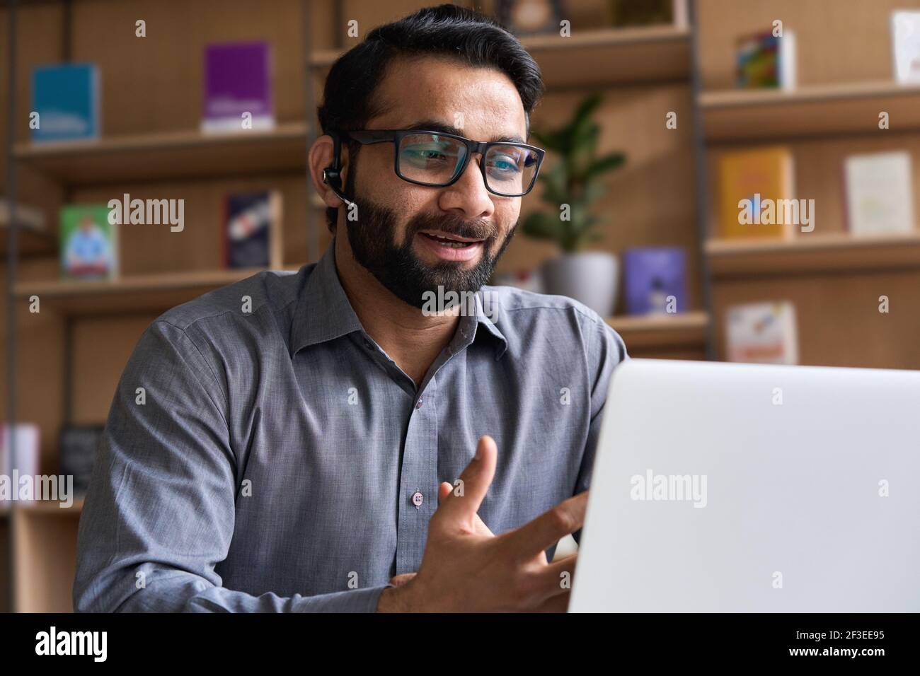 Indischer Geschäftsmann spricht mit virtuellen Treffen auf Laptop. Stockfoto
