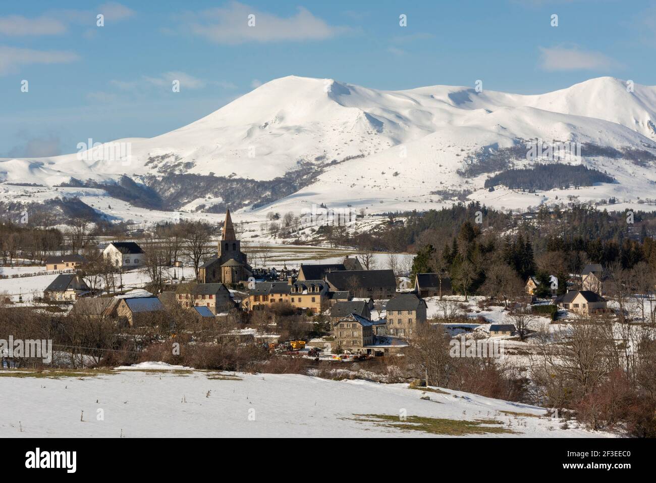 Massiv von Sancy und Saint-Victor la Riviere Dorf in Regionalen Naturpark der Vulkane der Auvergne im Winter, Puy de Dome. Auvergne-Rhone-Alpes Stockfoto