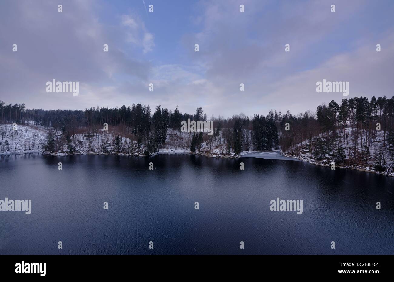 Landschaftlich schöner Blick auf einen See im Winter Stockfoto