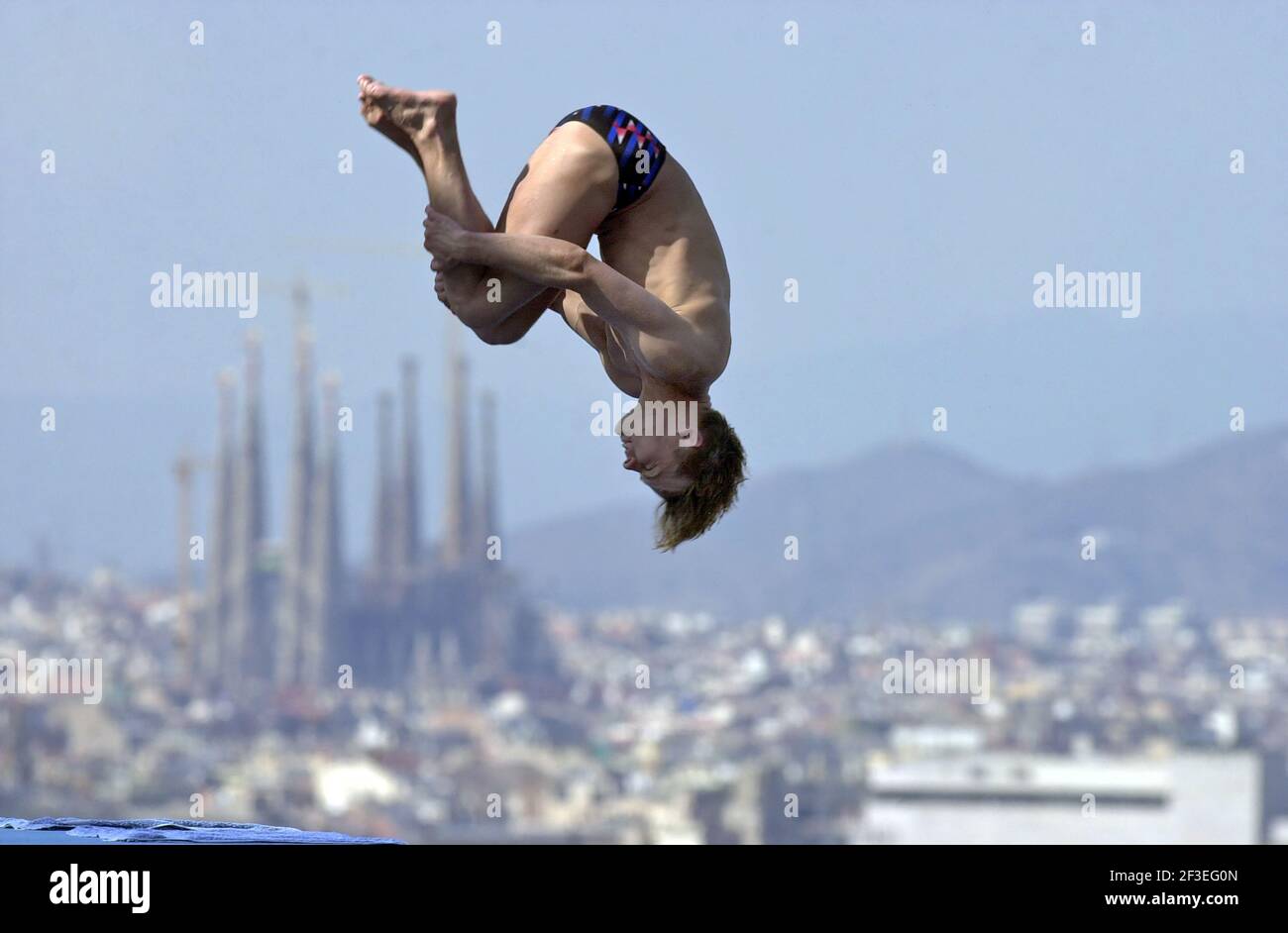 Tauchweltmeisterschaft von der zehn Meter langen Panoramaplattform und der Kathedrale Sagrada Familia im Hintergrund in Barcelona, Spanien. Stockfoto
