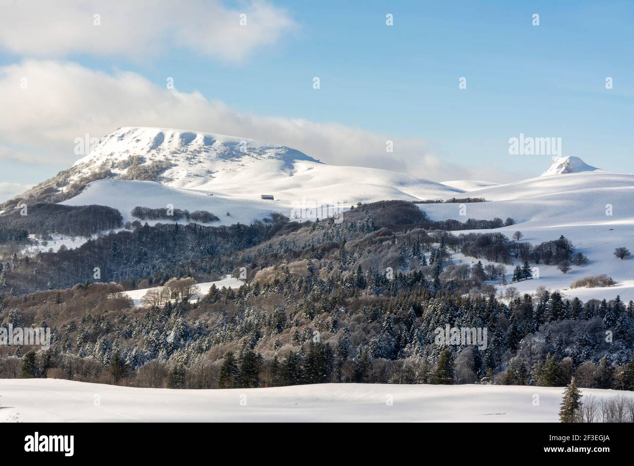 Blick auf Puy Gros und Banne d'Ordanche im Winter, regionaler Naturpark der Vulkane der Auvergne, Puy de Dome, Auvergne Rhone Alpes, Frankreich Stockfoto