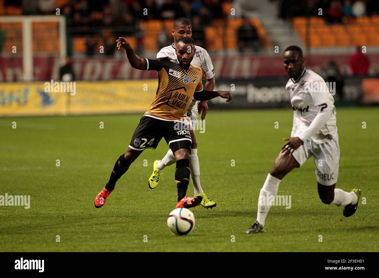 Karaboue (Estac) während des Fußballspiels der französischen Ligue 1 zwischen Estac Troyes und Guingamp am 3. Oktober 2015 im Aube-Stadion in Troyes, Frankreich - Foto Florian MARE / DPPI Stockfoto