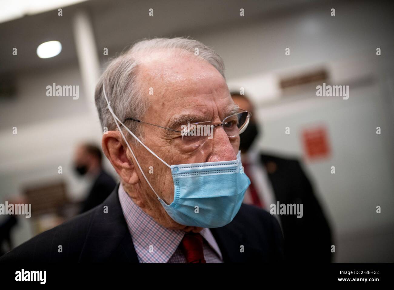 US-Senator Chuck Grassley (Republikaner von Iowa) macht seinen Weg durch die Senatsbahn für eine Abstimmung im US-Kapitol in Washington, DC, Dienstag, 16. März 2021. Kredit: Rod Lampey/CNP /MediaPunch Stockfoto