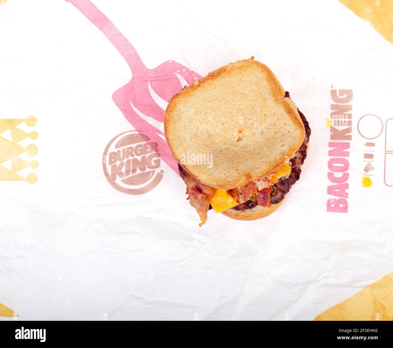 Burger King Bacon King Sourdough Cheeseburger Sandwich auf Wrapper Stockfoto