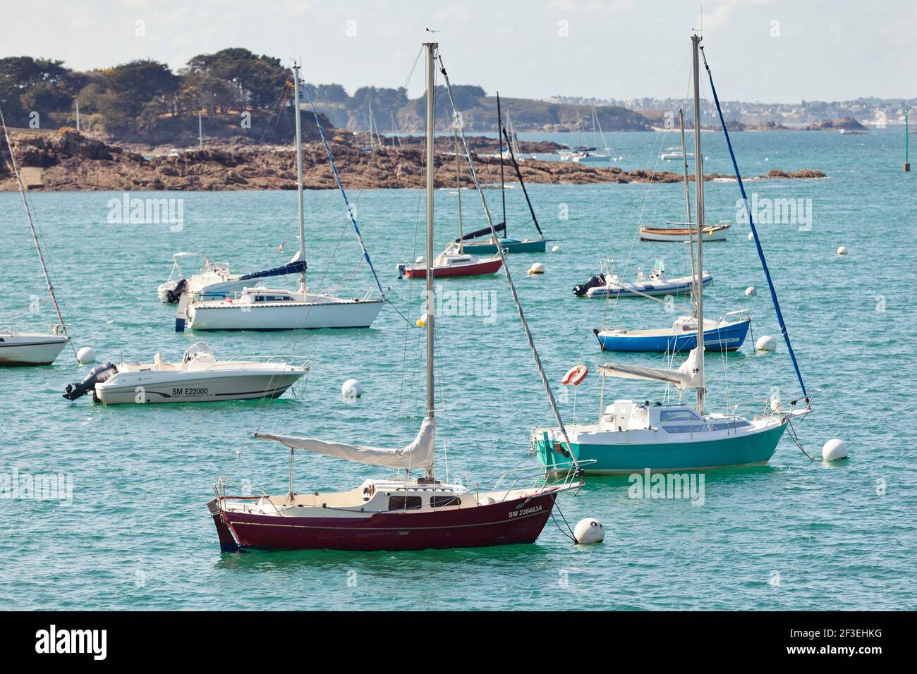 Boote im Hafen von St Briac sur Mer Bretagne Frankreich. Stockfoto