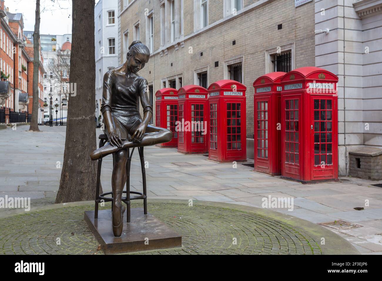 Dame Ninette de Valois Statue von Enzo Plazzotta, und Red Phone Boxes, Royal Opera House, Covent Garden, London, Großbritannien Stockfoto