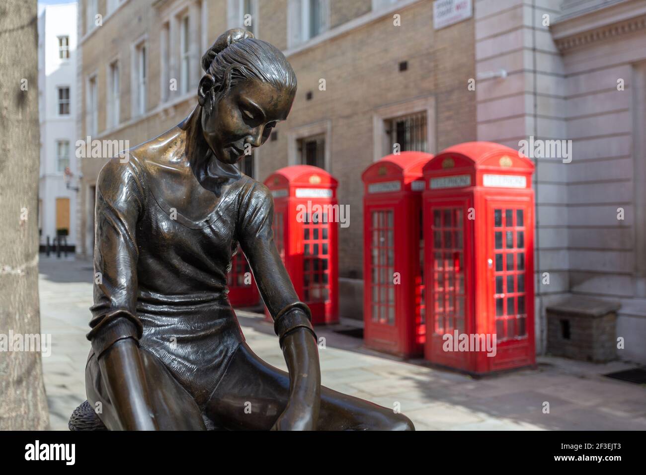 Dame Ninette de Valois Statue von Enzo Plazzotta, und Red Phone Boxes, Royal Opera House, Covent Garden, London, Großbritannien Stockfoto