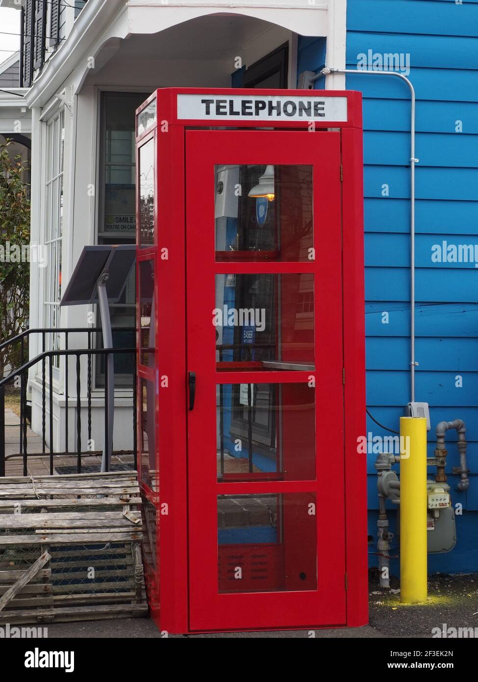 Die rote Telefonzelle ist nicht etwas, das wir sehr oft sehen. Stockfoto