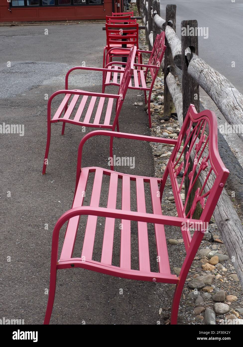 Es ist schön, draußen Stühle/Bänke zu haben. Stockfoto