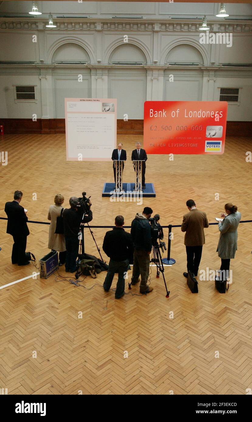 IN EINER LEEREN GARTENBAUHALLE, MICHAEL HOWARD UND STEVE NORRIS BEI EINEM PRESSEGESPRÄCH CRITISISING KEN LIVINGSTONES REKORD AUF RUNNING LONDON. Stockfoto