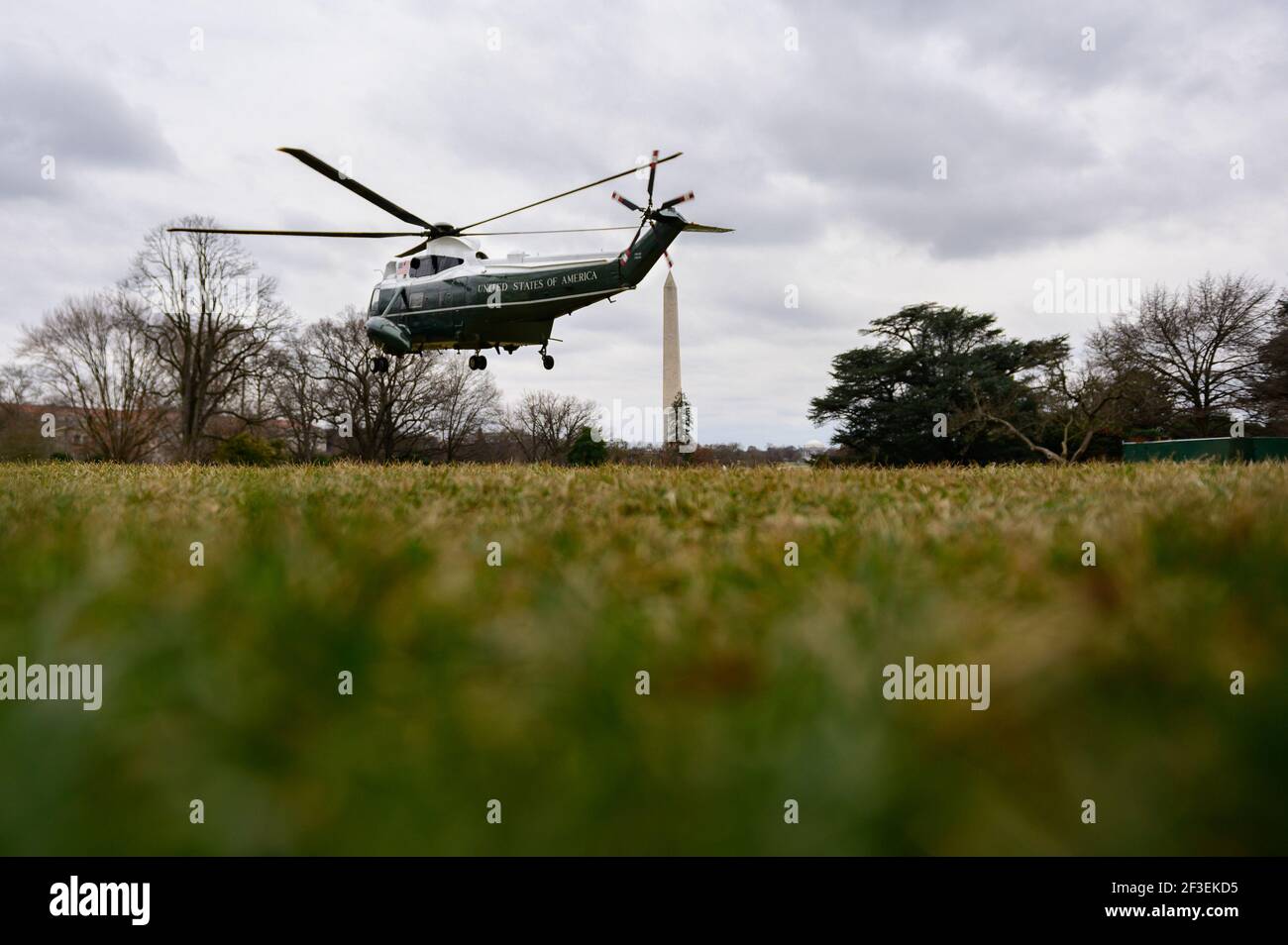 Washington, Usa. März 2021, 16th. US-Präsident Joe Biden verlässt das Weiße Haus an Bord von Marine One in Washington, DC am Dienstag, 16. März 2021. Biden, der heute nach Pennsylvania reist, macht sich zusammen mit dem Vizepräsidenten über das ganze Land auf den Weg, um die Amerikaner hervorzuheben, die Stimulus-Checks und Coronavirus-Impfstoffe erhalten, sowie Unternehmen, die in der Lage waren, mit staatlichen Krediten über Wasser zu bleiben. Foto von Erin Scott/UPI Kredit: UPI/Alamy Live Nachrichten Stockfoto