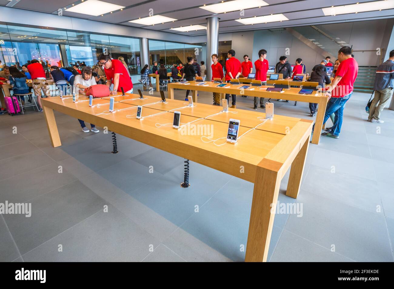 Hongkong, China - 4. Dezember 2016: Nahaufnahme von Mobiltelefonen im Apple Store, IFC Mall, Central District. Apple ist Weltmarktführer im Konsumbereich Stockfoto