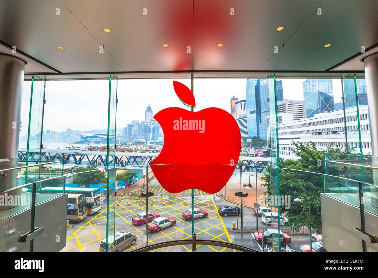 Hongkong, China - 4. Dezember 2016: Nahaufnahme des Schildes von Red Apple im Apple Store der IFC Mall, Skyline des Central District vor dem Kristallglas Stockfoto