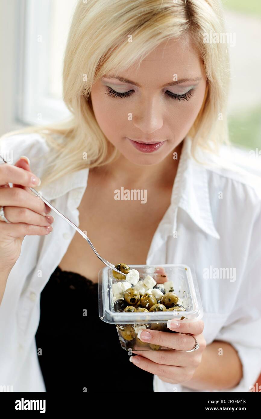 Frau essen Käse und Oliven Stockfoto