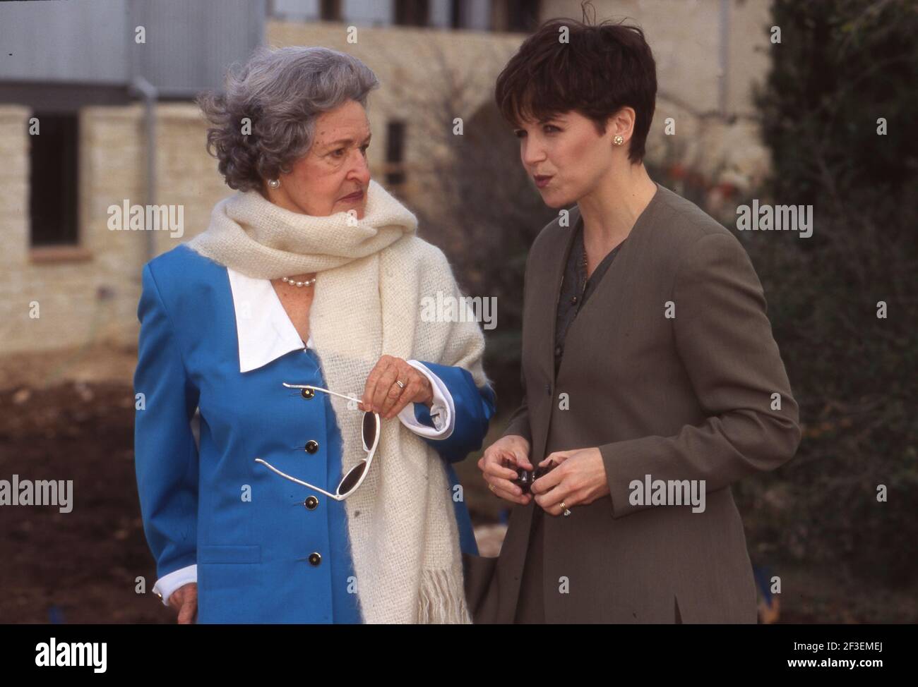 Retrospektive über das Leben der ehemaligen First Lady, Lady Bird Johnson während ihrer Jahre in Texas nach dem Tod des ehemaligen Präsidenten Lyndon Baines Johnson am 22. Januar 1973. Dieses Foto zeigt NBC-Anker Katie Couric (rechts) mit Lady Bird Johnson am National Wildflower Research Center am 15. März 1995, kurz vor der Einweihung des Zentrums. Die Anlage wurde später in das Lady Bird Johnson Wildflower Center umbenannt. ©Bob Daemmrich Stockfoto