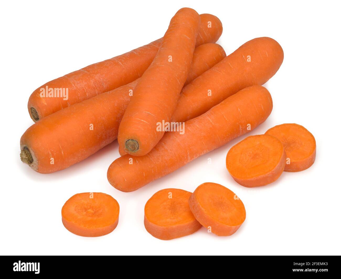 Gewaschene Karotten- und Karottenscheiben isoliert auf weißem Hintergrund Stockfoto