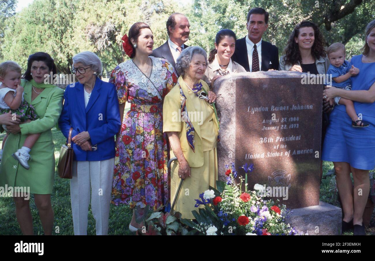 Retrospektive über das Leben der ehemaligen First Lady, Lady Bird Johnson während ihrer Jahre in Texas nach dem Tod des ehemaligen Präsidenten Lyndon Baines Johnson am 22. Januar 1973. Dieses Foto zeigt die Großfamilie Johnson, die sich um das Grab von LBJ versammelt hatte, an dem LBJ 89th 1997 Geburtstag hatte. ©Bob Daemmrich Stockfoto