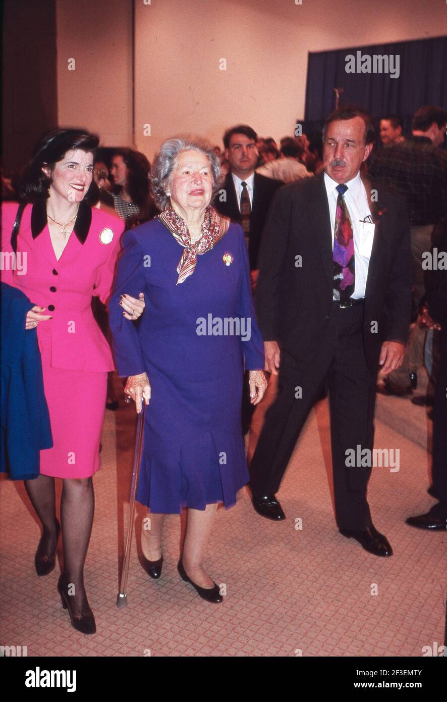 Retrospektive über das Leben der ehemaligen First Lady, Lady Bird Johnson während ihrer Jahre in Texas nach dem Tod des ehemaligen Präsidenten Lyndon Baines Johnson am 22. Januar 1973. Dieses Foto zeigt Luci Johnson (links) mit ihrer Mutter Lady Bird Johnson im Februar 1997 in der LBJ Library. Stockfoto