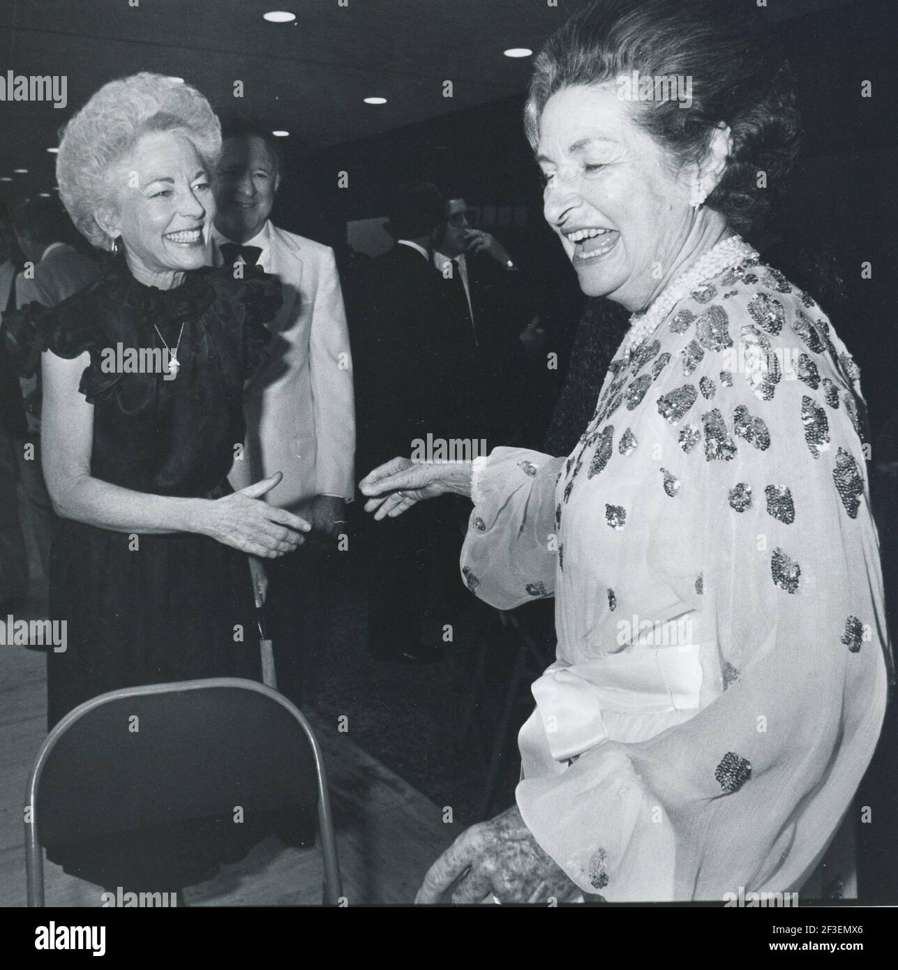 Retrospektive über das Leben der ehemaligen First Lady, Lady Bird Johnson während ihrer Jahre in Texas nach dem Tod des ehemaligen Präsidenten Lyndon Baines Johnson am 22. Januar 1973. Dieses Foto zeigt die Staatsschatzkandidatin Ann Richards, L, die sich am 4,1982. Juni bei einer feierlichen Veranstaltung in der LBJ Library mit Lady Bird Johnson die Hände schüttelte. ©Bob Daemmrich Stockfoto
