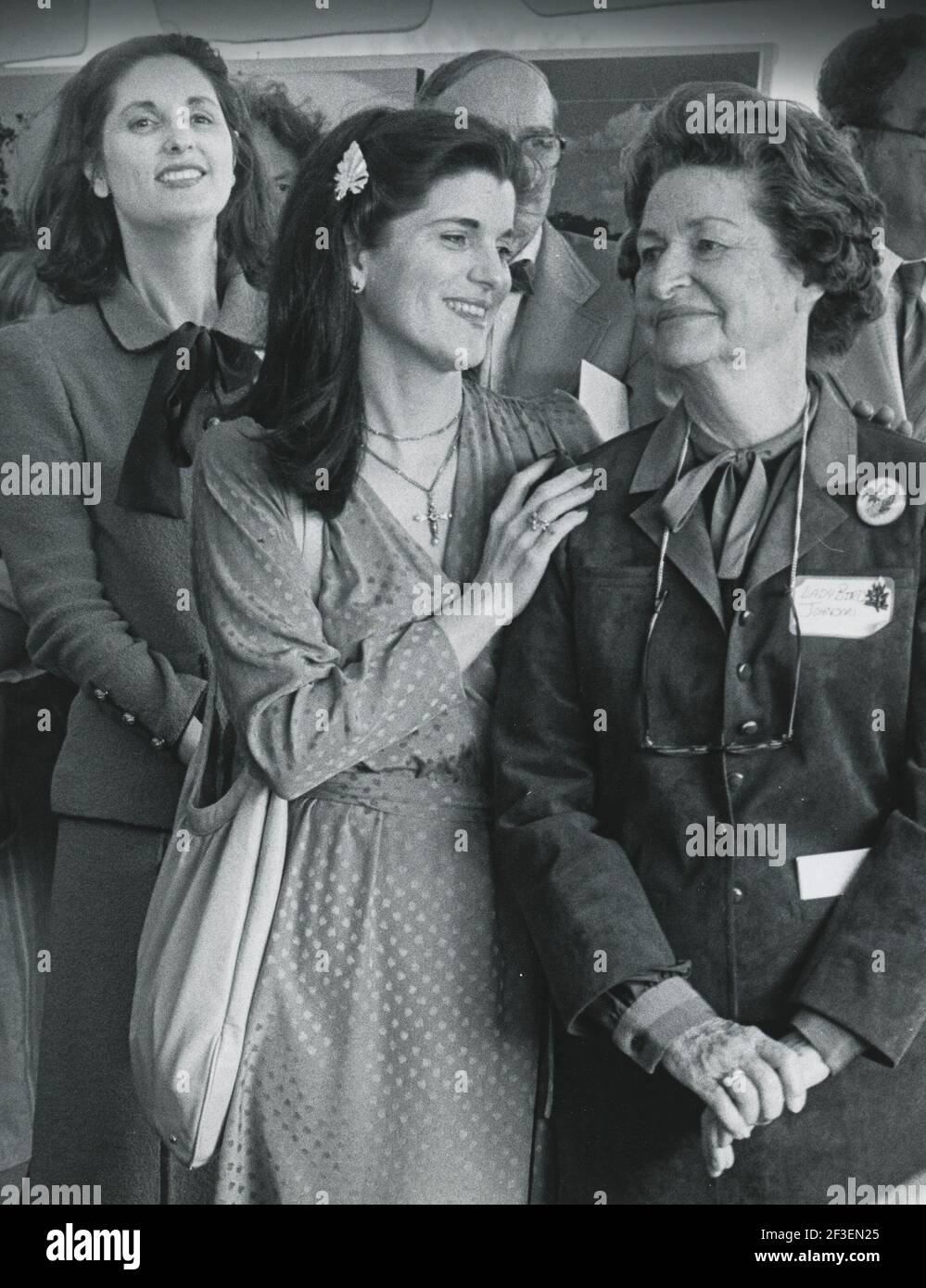Retrospektive über das Leben der ehemaligen First Lady, Lady Bird Johnson während ihrer Jahre in Texas nach dem Tod des ehemaligen Präsidenten Lyndon Baines Johnson am 22. Januar 1973. Dieses Foto zeigt Lady Bird Johnson (rechts) mit ihren Töchtern Lynda Robb (links) und Luci Johnson (Mitte) in der LBJ Library in den späten 1980er Jahren. ©Bob Daemmrich Stockfoto