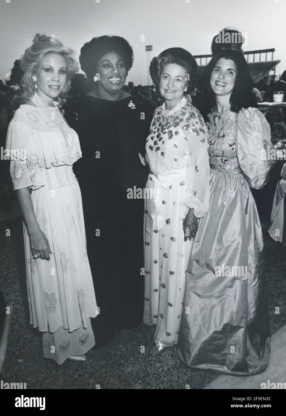 Retrospektive über das Leben der ehemaligen First Lady, Lady Bird Johnson während ihrer Jahre in Texas nach dem Tod des ehemaligen Präsidenten Lyndon Baines Johnson am 22. Januar 1973. Dieses Foto zeigt (von links nach rechts) die Sozialite Carolyn Farb aus Houston, die Sängerin Leontyne Price, Lady Bird Johnson und die Tochter Luci Johnson, die sich am 4. Juni 1982 vor der LBJ Presidential Library and Museum für eine formelle Veranstaltung kleideten. ©Bob Daemmrich. ©Bob Daemmrich Stockfoto