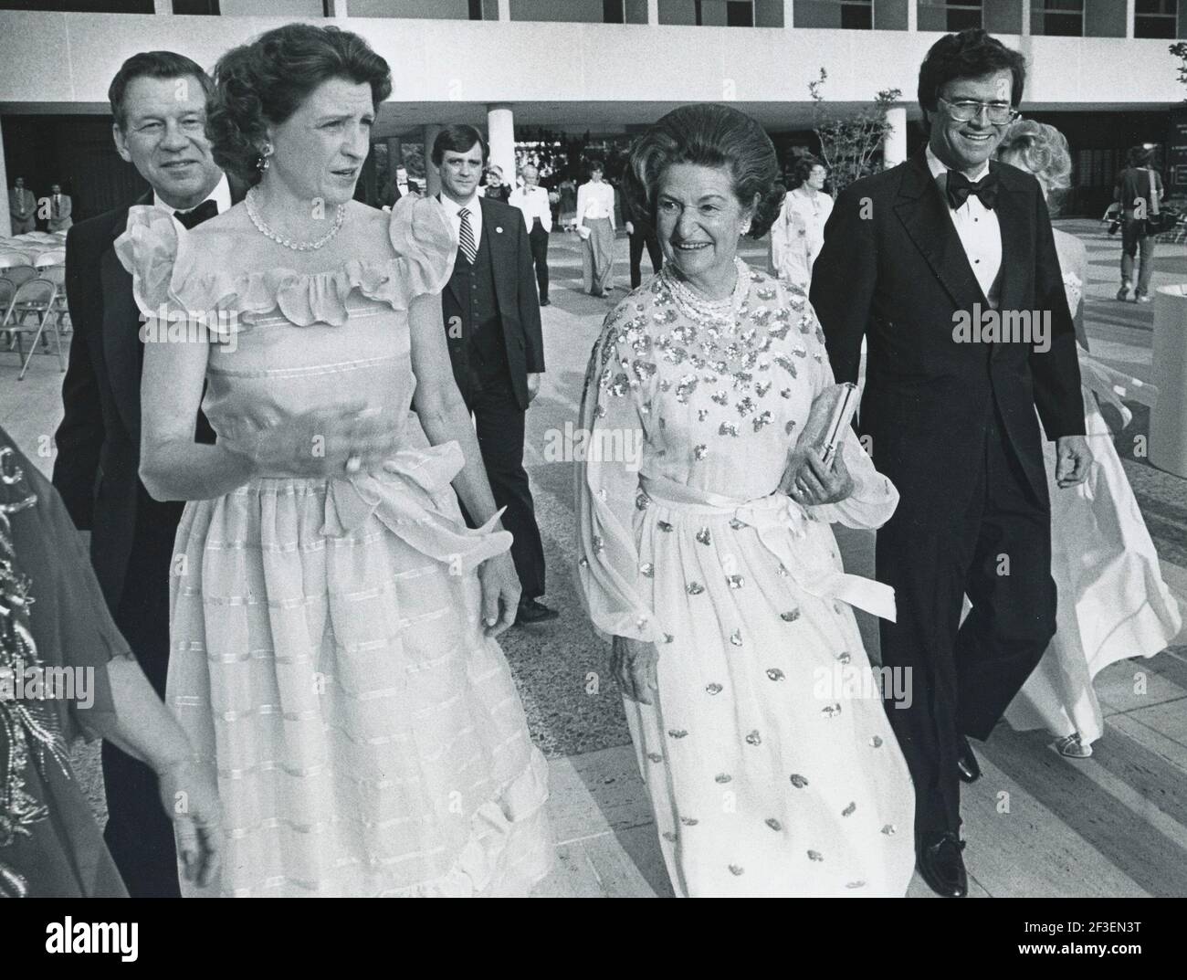 Retrospektive über das Leben der ehemaligen First Lady, Lady Bird Johnson während ihrer Jahre in Texas nach dem Tod des ehemaligen Präsidenten Lyndon Baines Johnson am 22. Januar 1973. Dieses Foto zeigt LT. Gouverneur Bill Hobby, Frau Diana Hobby, Lady Bird Johnson und Tom Johnson am 4. Juni 1982, gekleidet für eine formale Veranstaltung außerhalb der LBJ Präsidentenbibliothek und Museum. ©Bob Daemmrich Stockfoto