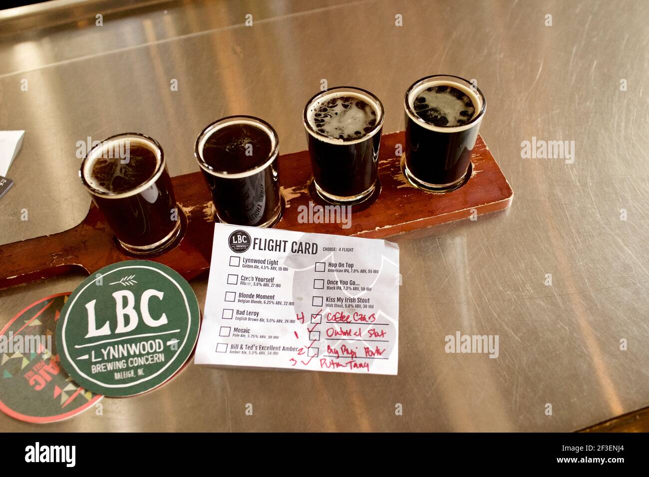 Lynwood Brewing Concern (LBC) in Raleigh, NC. Lokale Craft Brauerei mit einer großen Auswahl an Bieren, Ales und Stouts. Verbunden mit Lynwood Grill. Stockfoto