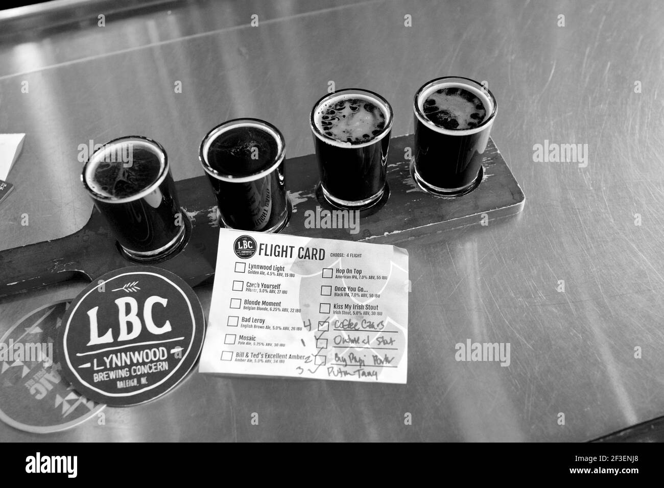 Lynwood Brewing Concern (LBC) in Raleigh, NC. Lokale Craft Brauerei mit einer großen Auswahl an Bieren, Ales und Stouts. Verbunden mit Lynwood Grill. Stockfoto