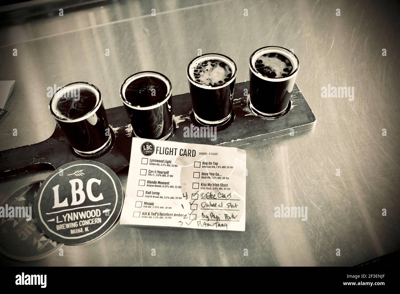 Lynwood Brewing Concern (LBC) in Raleigh, NC. Lokale Craft Brauerei mit einer großen Auswahl an Bieren, Ales und Stouts. Verbunden mit Lynwood Grill. Stockfoto