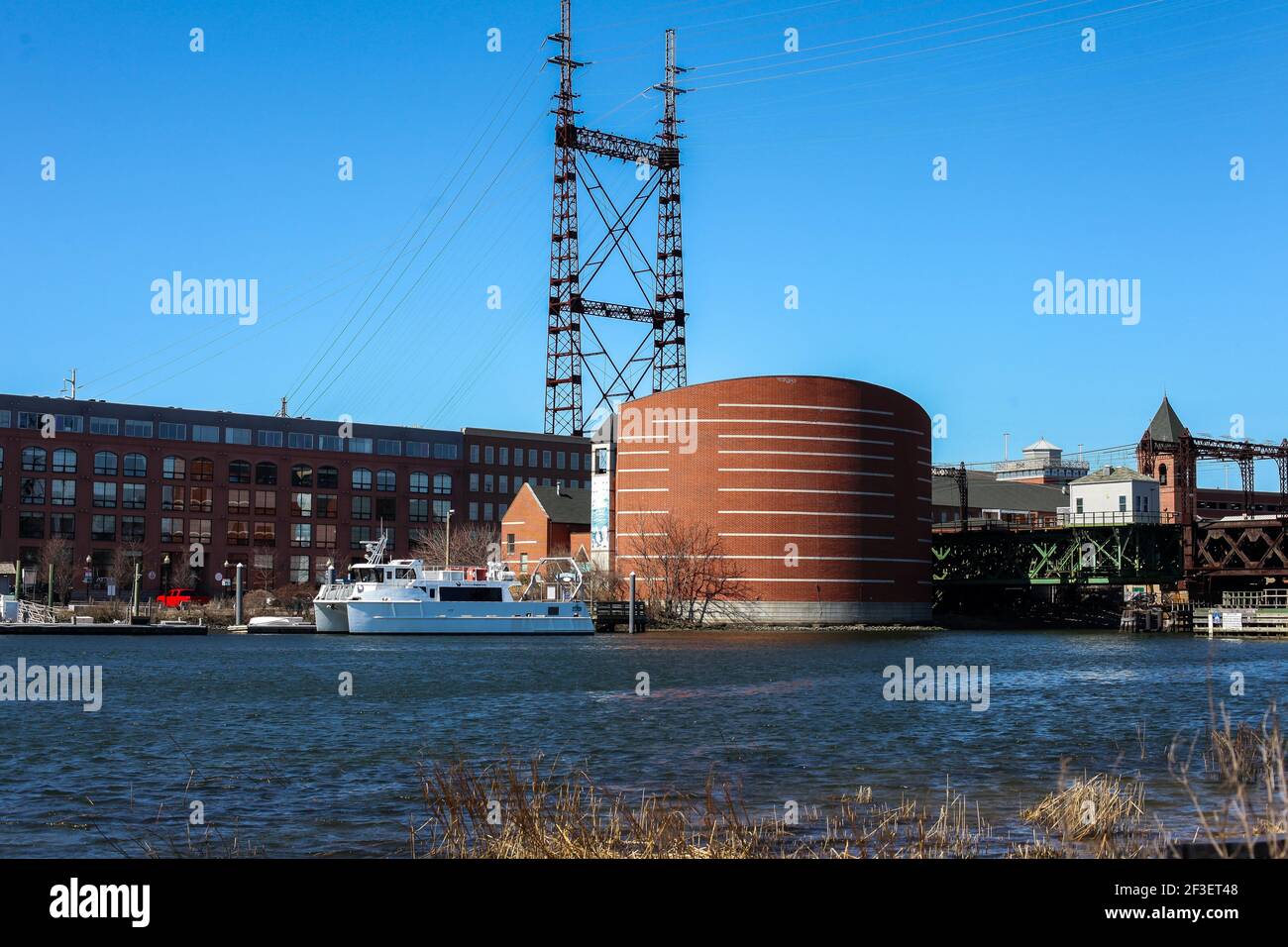 NORWALK, CT, USA - 15. MÄRZ 2021: Maritime Aquarium in Norwalk Blick in schönen Tag mit Wasser und Boot Stockfoto