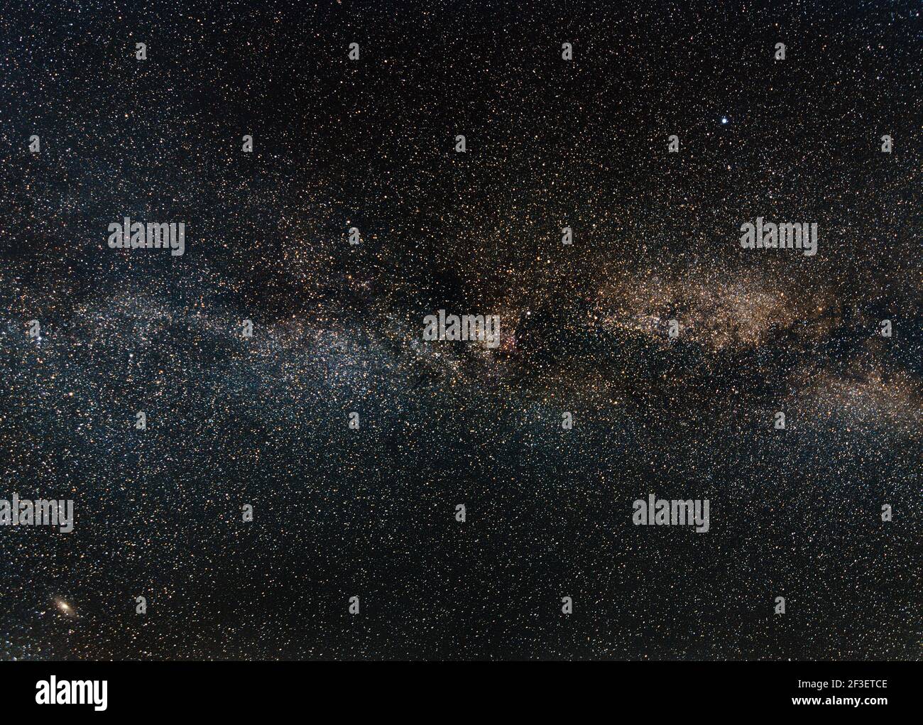 Nachthimmel, viele Sterne mit Milchstraße um Cepheus und Cygnus Konstellation, Andromeda Galaxie sichtbar in der unteren linken Ecke. Langzeitbelichtung gestapelt Pho Stockfoto