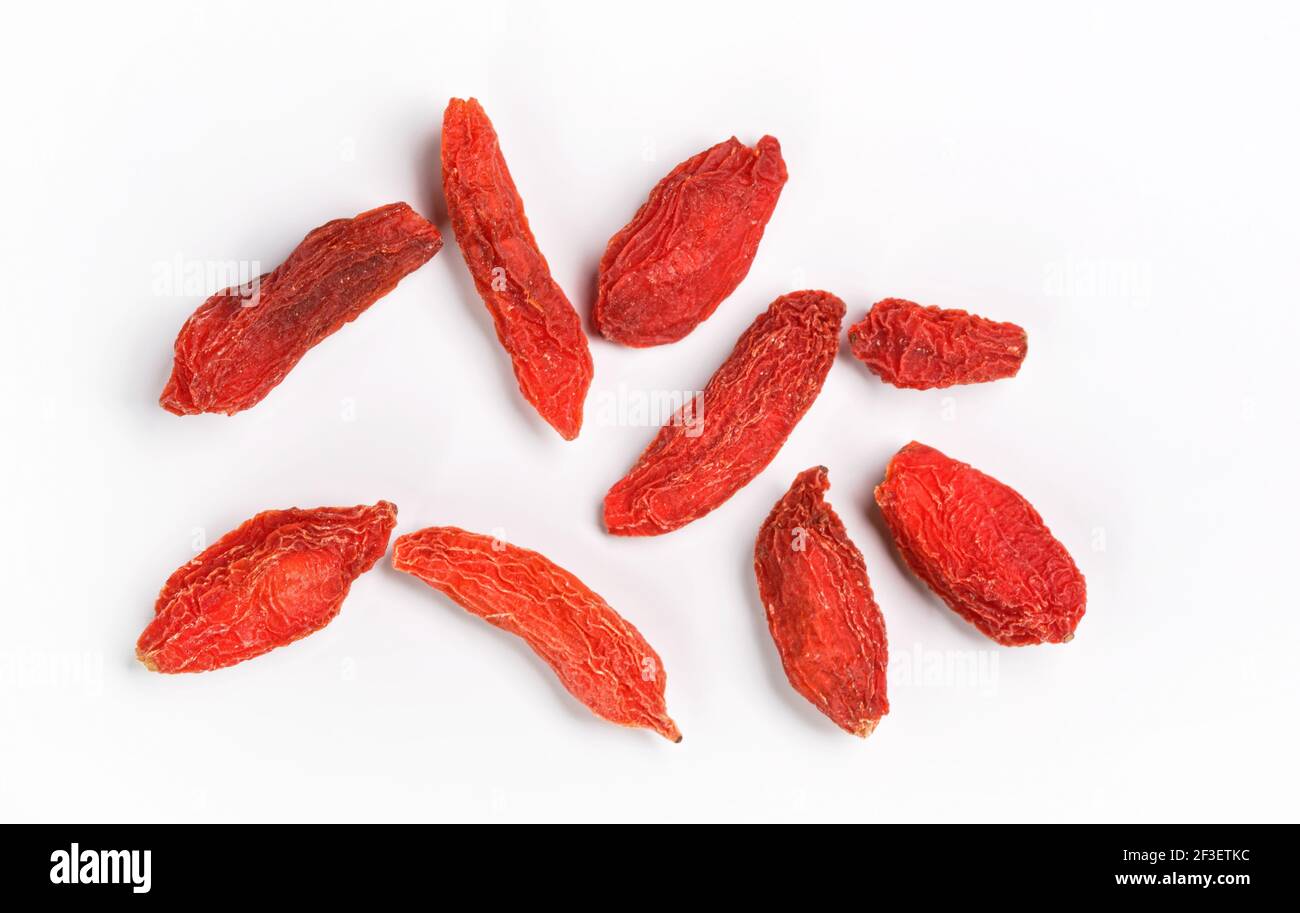 Nahaufnahme von neun Goji-Beeren (Wolfbeere - Lycium chinense) getrocknete Früchte isoliert auf weißem Hintergrund, Blick von oben Stockfoto