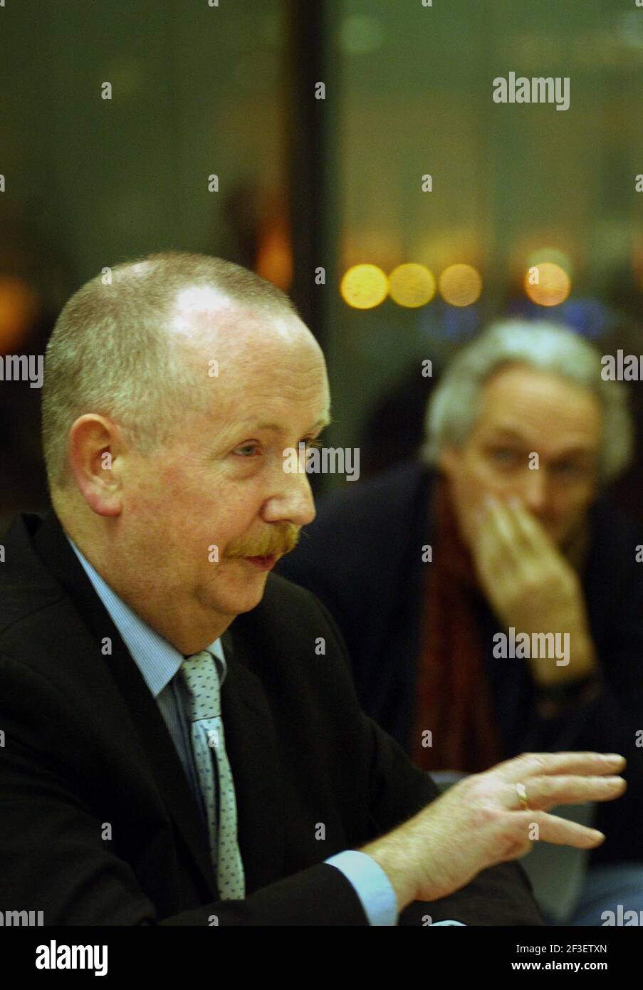 PROFESSOR FÜR MENSCHENRECHTE UND VÖLKERRECHT IN LONDON TRAF SICH UNIVERSITY BILL BOWRING IM GESPRÄCH MIT JOURNALISTEN ÜBER EINEN BERICHT IN DIE BRITISCHE REGIERUNG HAFTET FÜR KRIEGSVERBRECHEN IM IRAK CONFLICT,20/1/04 PILSTON Stockfoto