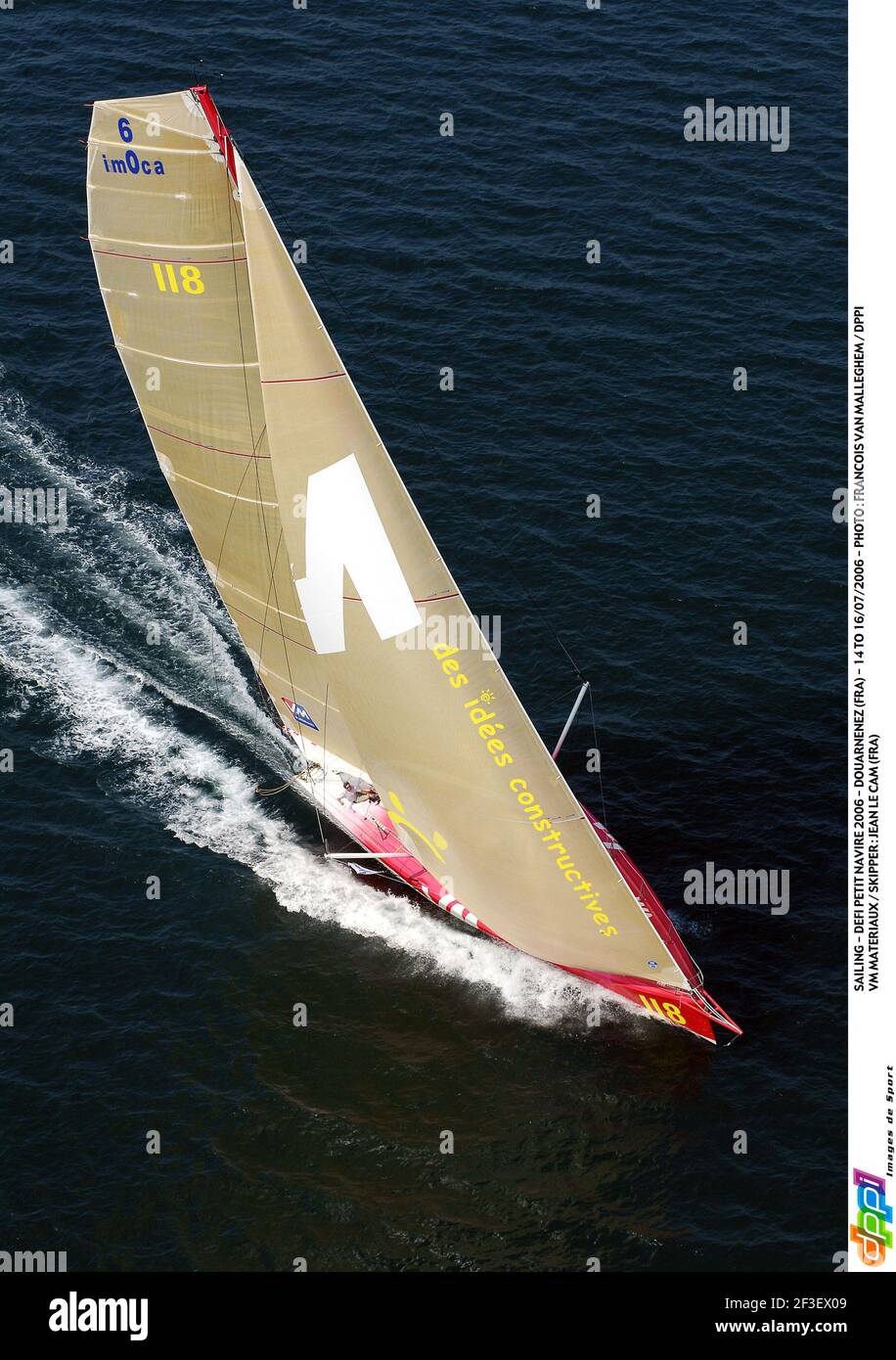 SEGELN - DEFI PETIT NAVIRE 2006 - DOUARNENEZ (FRA) - 14 BIS 16/07/2006 - FOTO : FRANCOIS VAN MALLEGHEM / DPPI VM MATERIAUX / SKIPPER : JEAN LE CAM (FRA) Stockfoto