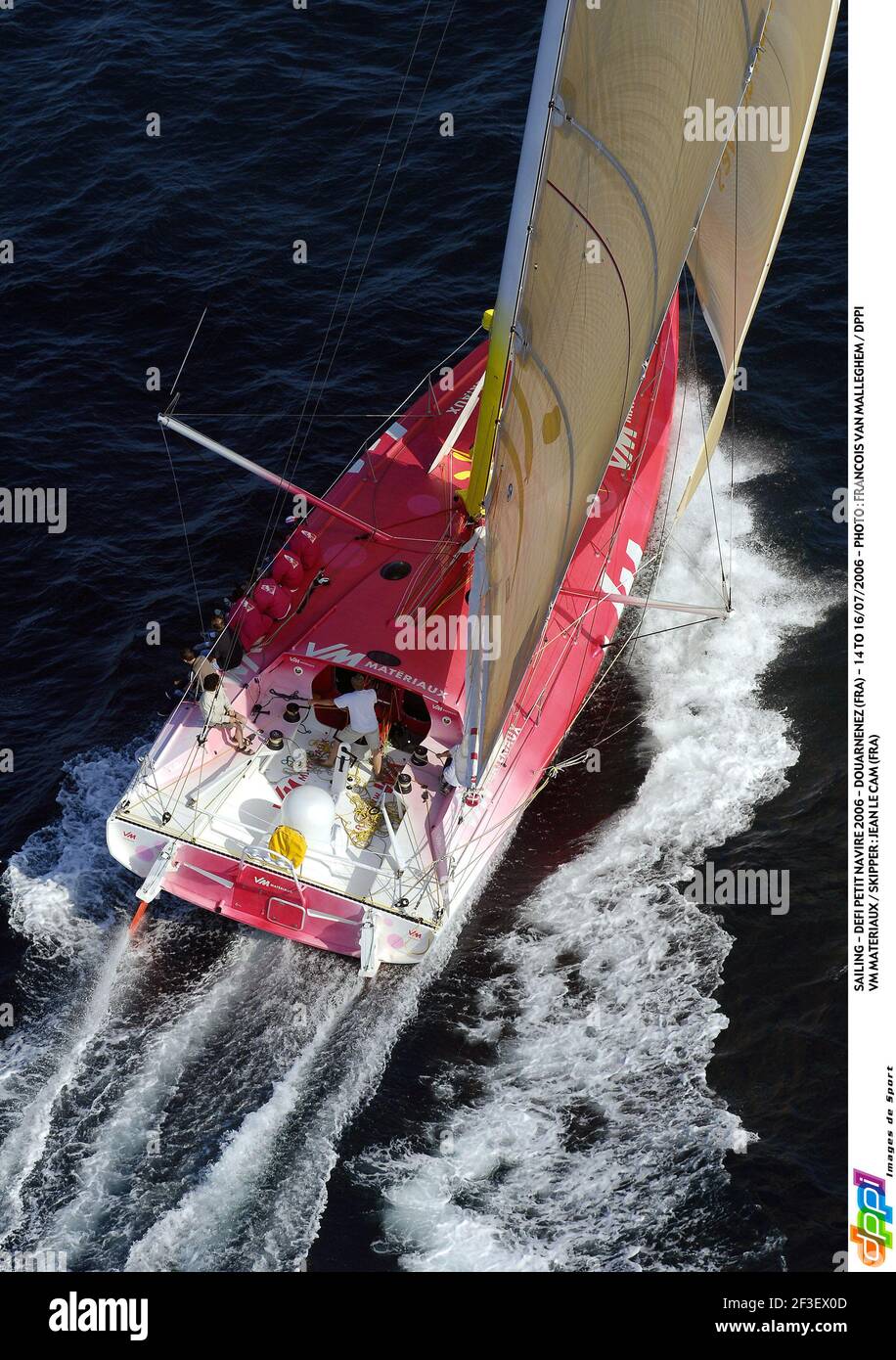 SEGELN - DEFI PETIT NAVIRE 2006 - DOUARNENEZ (FRA) - 14 BIS 16/07/2006 - FOTO : FRANCOIS VAN MALLEGHEM / DPPI VM MATERIAUX / SKIPPER : JEAN LE CAM (FRA) Stockfoto