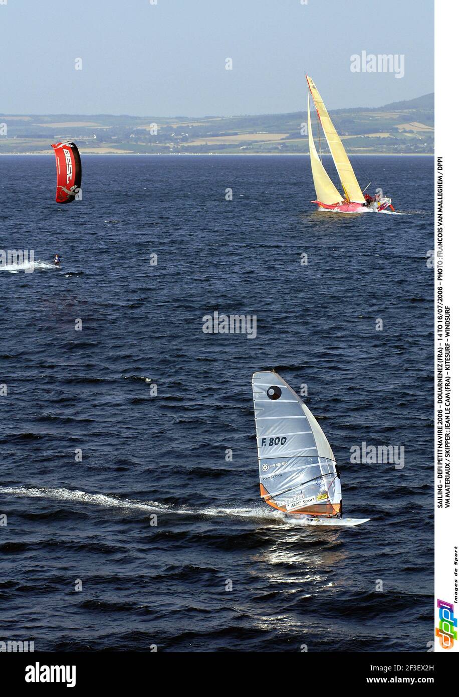 SEGELN - DEFI PETIT NAVIRE 2006 - DOUARNENEZ (FRA) - 14 BIS 16/07/2006 - FOTO : FRANCOIS VAN MALLEGHEM / DPPI VM MATERIAUX / SKIPPER : JEAN LE CAM (FRA) - KITESURF - WINDSURF Stockfoto