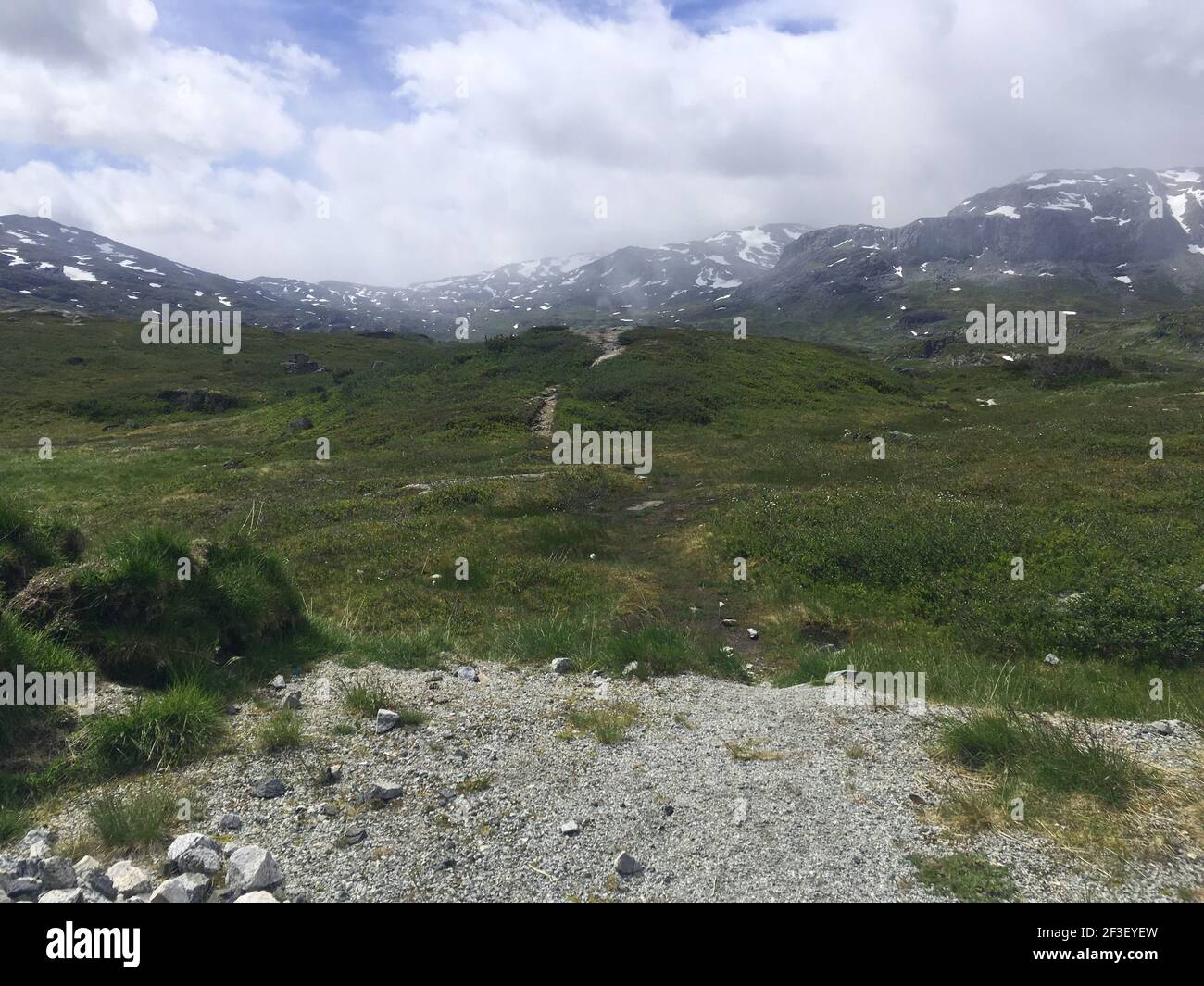 Schöne ladscape auf den Bergen in Norwegen. Schnee auf den Bergen. Skandinavischer Himmel. Stockfoto