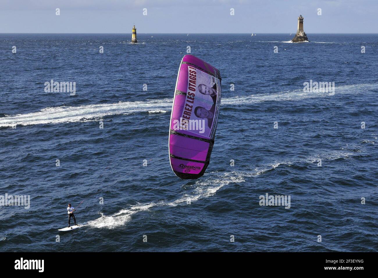 KITE SURF - GEISELN TAGE 500 - SEIN > LES GLENANS - RAZ DE SEIN (FRA) - 12/05/2011 - FOTO : FRANCOIS VAN MALLEGHEM / DPPI - Bruno Sroka Drachen für die 500 Tage langen Geiseln : Stéphane Taponier & Hervé Ghesquière Stockfoto