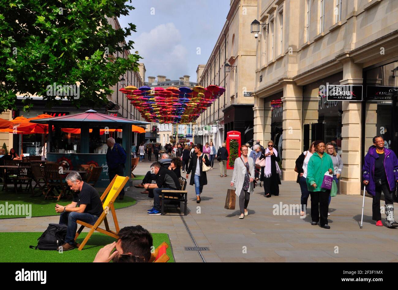 Southgate Einkaufszentrum in Bath für den Sommer mit bunten Schirmen für Schatten und viele Sitze für die Besucher gekleidet.Somerset. Stockfoto