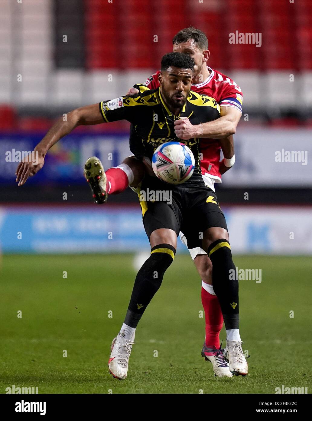 Jonah Ayunga von Bristol Rovers (vorne) und Jason Pearce von Charlton Athletic (hinten) kämpfen während des Sky Bet League One-Spiels im Londoner Valley um den Ball. Bilddatum: Dienstag, 16. März 2021. Stockfoto
