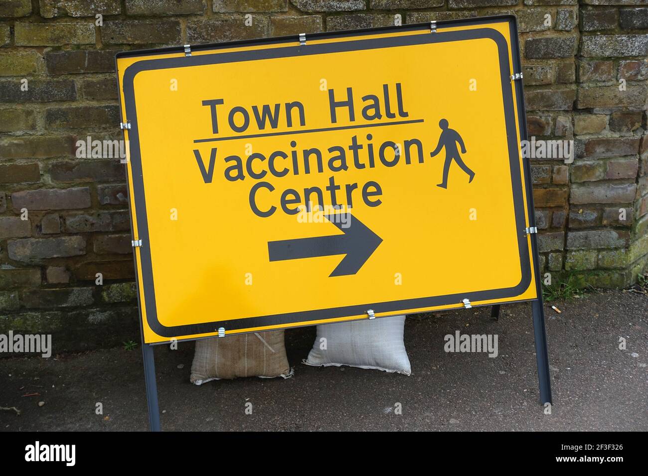 Ein Schild mit Anweisungen zu einem Covid Impfzentrum während Die UK-Sperre im Jahr 2021 Stockfoto