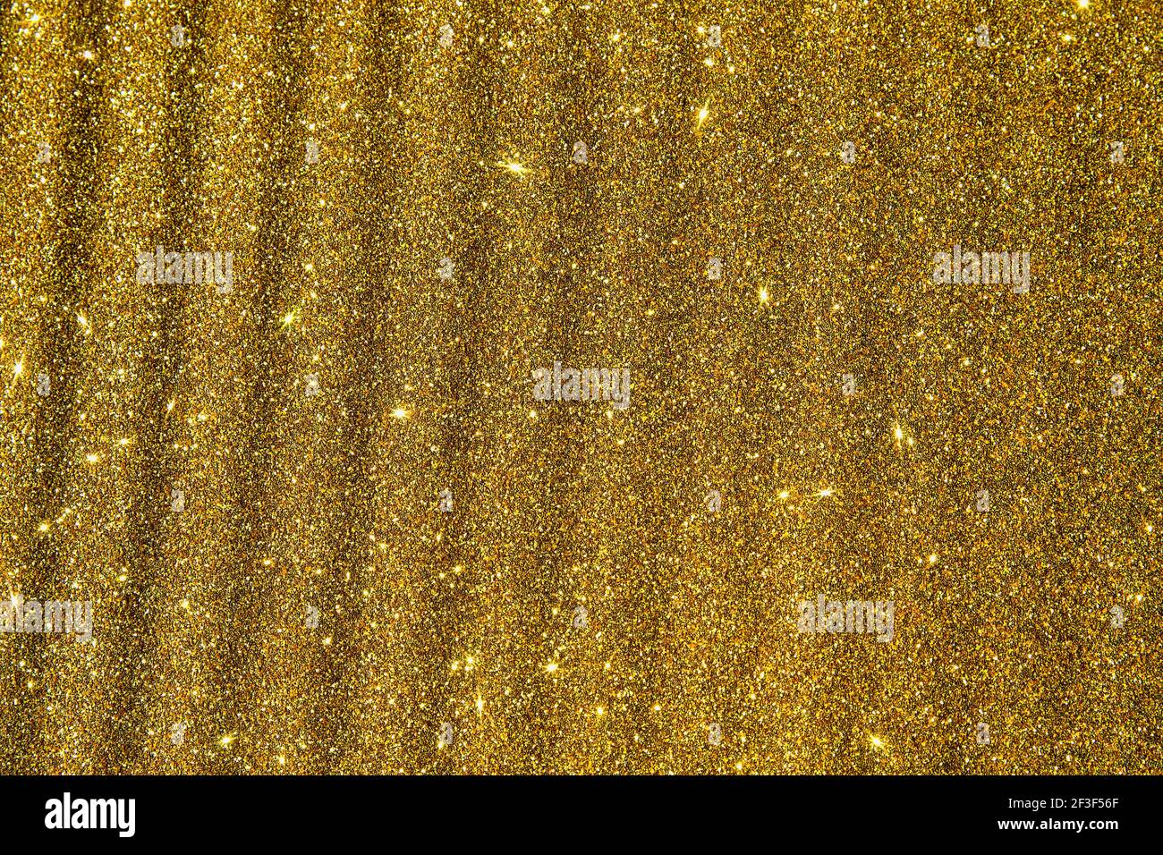 Rauhe goldene Oberfläche mit Lichteinfall. Textur Hintergrund Stockfoto