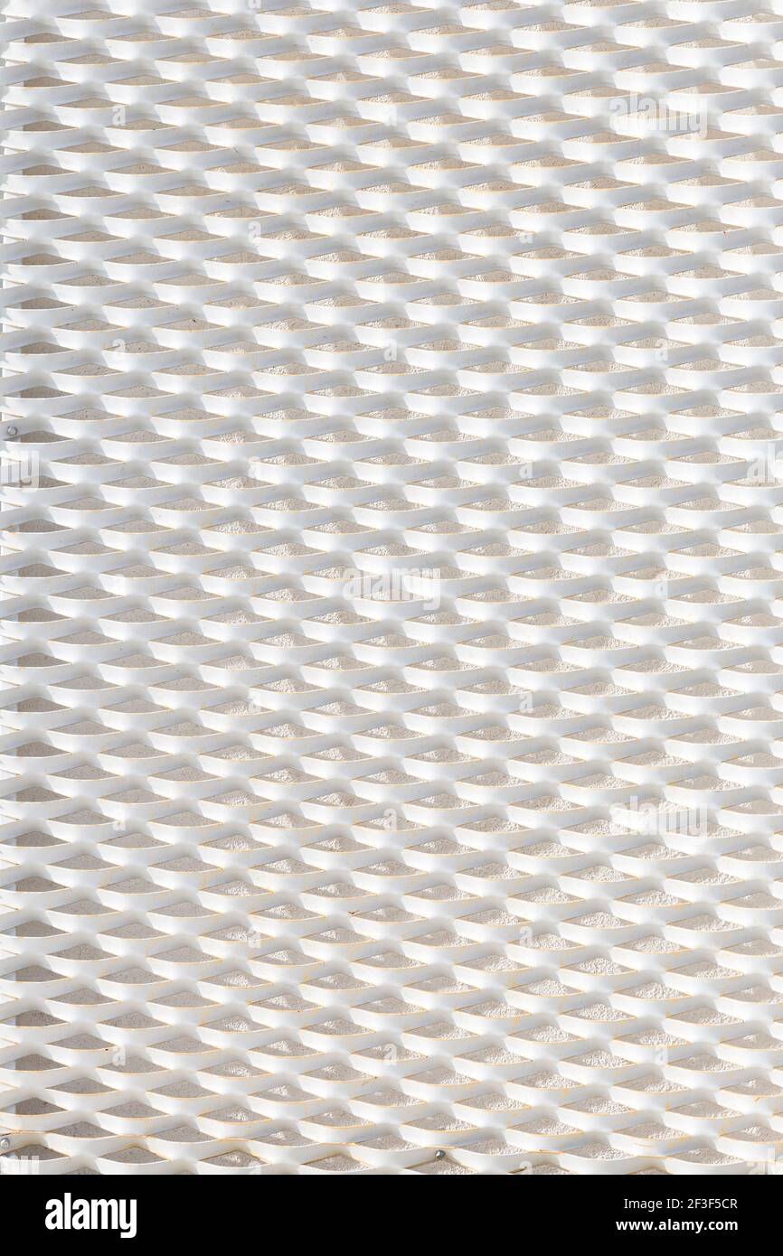 Weiße Metalloberfläche mit welligen Formen Stockfoto