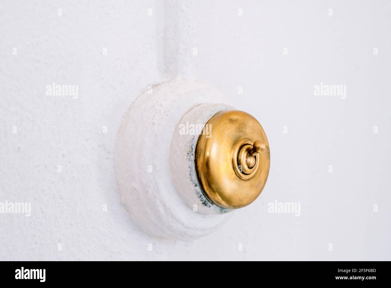 Vintage einfacher Lichtschalter an weißer Wand Stockfoto