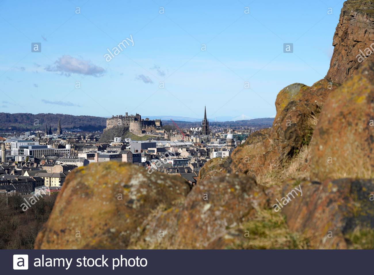 Holyrood Park, von Salisbury Crags ein Blick auf Edinburgh Castle und die Dächer des Stadtzentrums, Edinburgh, Schottland Stockfoto