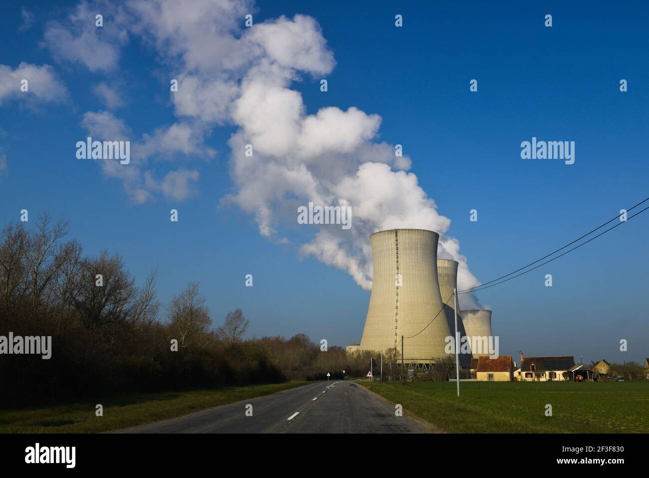 Kühltürme mit Wasserdampf auf einem blauen Himmel, Kernkraftwerk Stockfoto